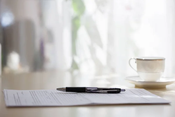 Fechar Xícara Café Branco Com Placa Sobre Mesa Com Documentos — Fotografia de Stock