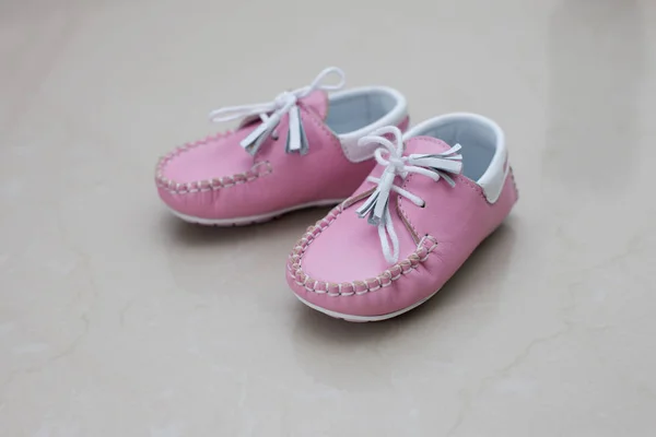 Fechar Bonitos Sapatos Criança Rosa Fundo Estúdio — Fotografia de Stock
