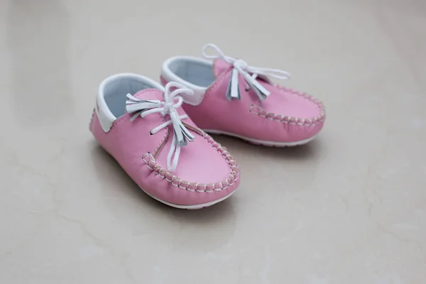 Крупный План Милой Розовой Детской Обуви Фоне Студии — стоковое фото
