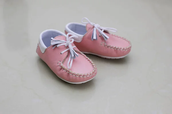 スタジオの背景にかわいいピンクの子供靴のクローズ アップ — ストック写真