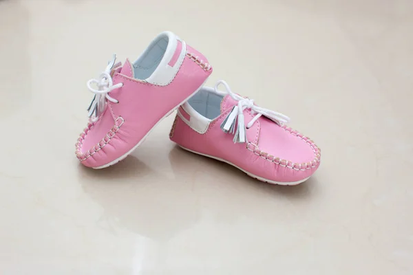 スタジオの背景にかわいいピンクの子供靴のクローズ アップ — ストック写真