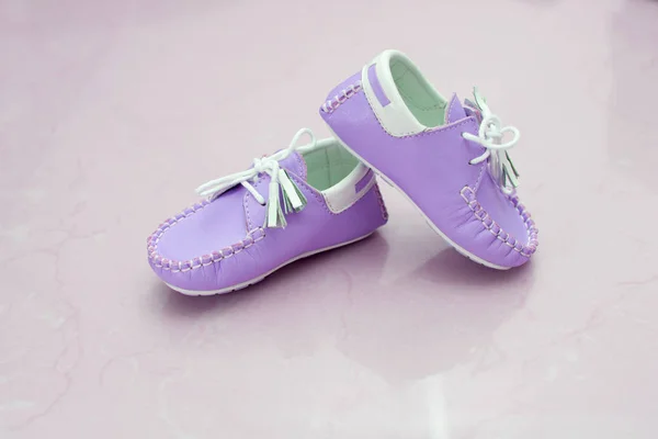 Primer Plano Lindos Zapatos Niño Púrpura Fondo Del Estudio — Foto de Stock