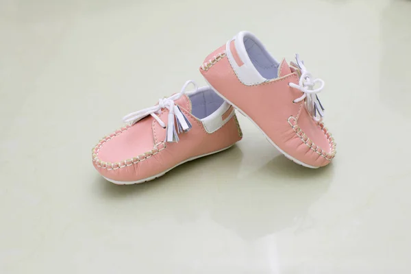 Close Van Schattige Roze Kind Schoenen Studio Achtergrond — Stockfoto