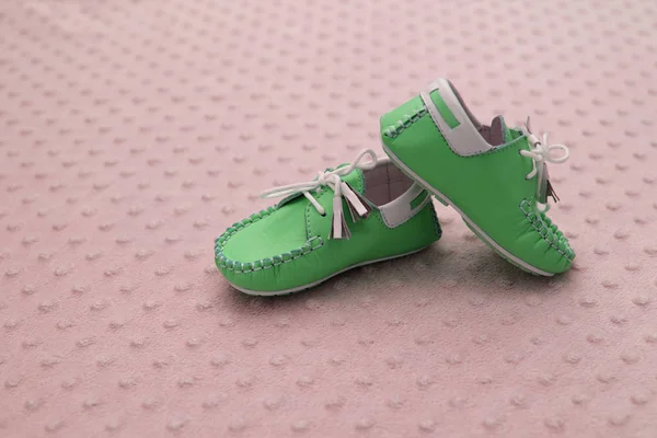 Fechar Bonitos Sapatos Criança Verde Fundo Estúdio — Fotografia de Stock