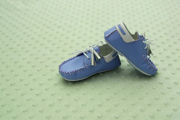 Penutup Lucu Sepatu Biru Anak Latar Belakang Studio — Stok Foto