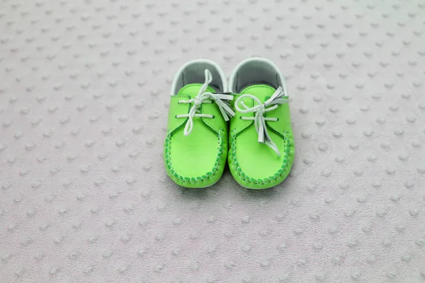 Primer Plano Lindos Zapatos Verdes Para Niños Fondo Del Estudio —  Fotos de Stock