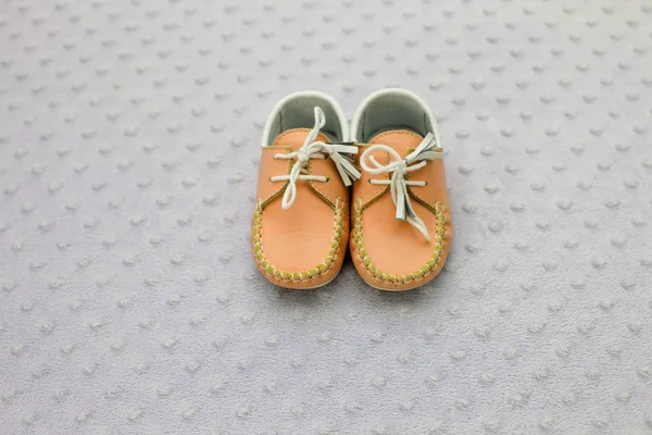 Primer Plano Zapatos Niño Naranja Lindo Fondo Del Estudio — Foto de Stock