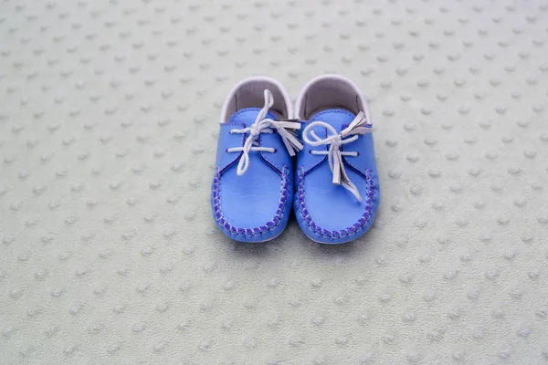 Penutup Lucu Sepatu Biru Anak Latar Belakang Studio — Stok Foto