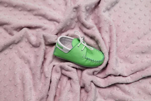 Penutup Lucu Berwarna Sepatu Anak Pada Kain Keriput — Stok Foto