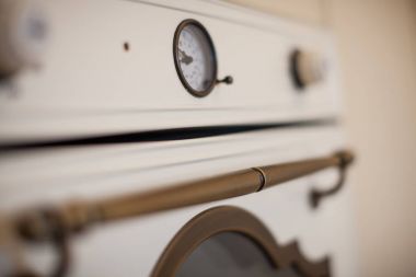 Beyaz vintage fırın metalik kolu ve zamanlayıcı, closeup ev iç detay