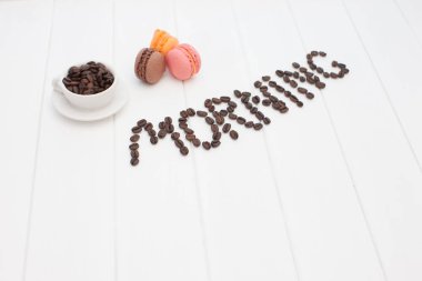 Sabah kahve kavramı. Beyaz ahşap masa arka plan üzerinde kızarmış kahve çekirdekleri Word kahve yapılmış.