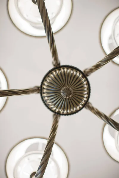 美しいブロンズ シャンデリア照明ランプ チェーンに豪華な家のインテリアで白い天井とシャンデリア 天井のシャンデリア — ストック写真