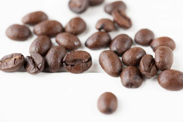 コーヒー豆を白い背景で隔離の山のクローズ アップ — ストック写真