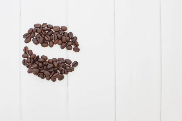 白い背景の上のコーヒー豆の形のコーヒー豆を乾燥 — ストック写真