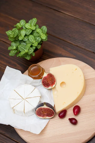 Closeup Sliced Varieties Cheese Figs Wooden Table Food Background Delicious — Stock Photo, Image