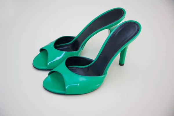 Красиве Зелене Модне Жіноче Взуття Підборами Стоячи Білій Підлозі — стокове фото