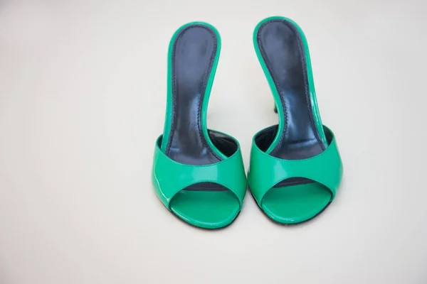 Sapatos Femininos Elegantes Verdes Bonitos Com Saltos Piso Branco — Fotografia de Stock