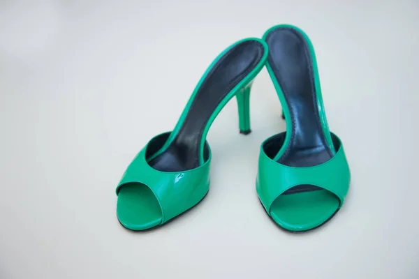 Красиве Зелене Модне Жіноче Взуття Підборами Стоячи Білій Підлозі — стокове фото