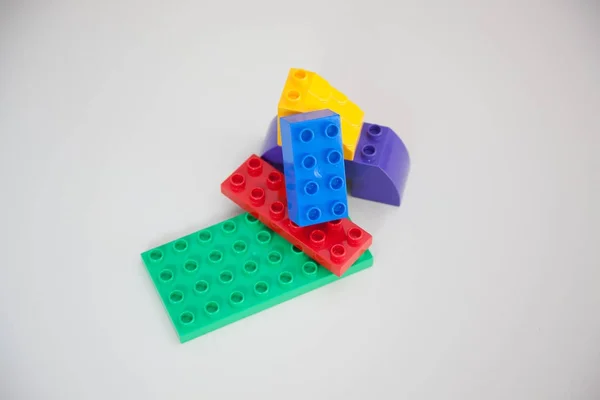 Beyaz Arka Plan Üzerinde Izole Renkli Çocuk Oyuncakları Closeup — Stok fotoğraf
