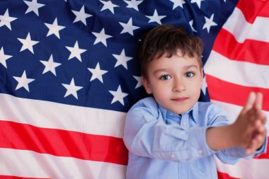 Vatansever tatil. Amerikan bayrağı yalan küçük çocuk çocuk portre. 4 Temmuz Kutlamaları ABD. 
