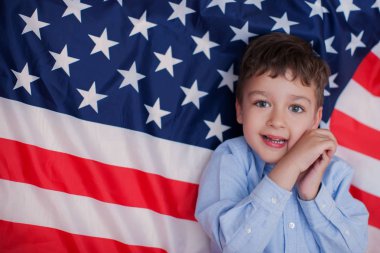 Vatansever tatil. Amerikan bayrağı yalan küçük çocuk çocuk portre. 4 Temmuz Kutlamaları ABD. 