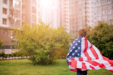 Genç Amerikan bayrağı, 4 Temmuz Yaz Park açık havada tutan çocuk. Vatansever tatil. Mutlu çocuk, Amerikan bayrağı ile küçük çocuk yakışıklı. 4 Temmuz Kutlamaları ABD