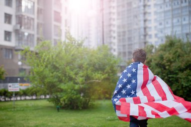 Genç Amerikan bayrağı, 4 Temmuz Yaz Park açık havada tutan çocuk. Vatansever tatil. Mutlu çocuk, Amerikan bayrağı ile küçük çocuk yakışıklı. 4 Temmuz Kutlamaları ABD