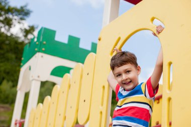 Renkli çocuk slayt üzerinde yaz parkında oynayan sevimli çocuk çocuk