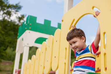 Renkli çocuk slayt üzerinde yaz parkında oynayan sevimli çocuk çocuk
