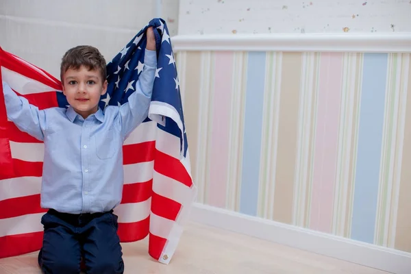 Férias Patrióticas Fechar Menino Com Bandeira Americana Casa Eua Comemoram — Fotografia de Stock