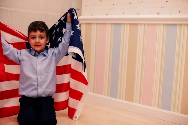 Férias Patrióticas Fechar Menino Com Bandeira Americana Casa Eua Comemoram — Fotografia de Stock