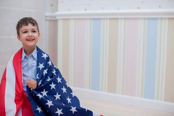 Férias Patrióticas Fechar Menino Com Bandeira Americana Casa Eua Comemoram — Fotografia de Stock