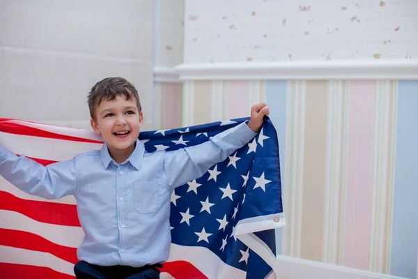 Férias Patrióticas Fechar Menino Com Bandeira Americana Casa Eua Comemoram — Fotografia de Stock