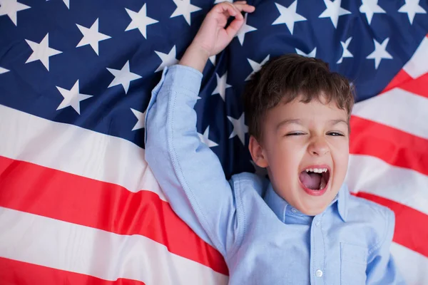 爱国假期 小男孩躺在美国国旗特写 美国庆祝7月4日 — 图库照片