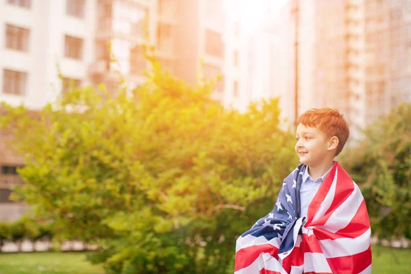 Young American Boy Segurando Bandeira Julho Summer Park Outdoors Férias — Fotografia de Stock