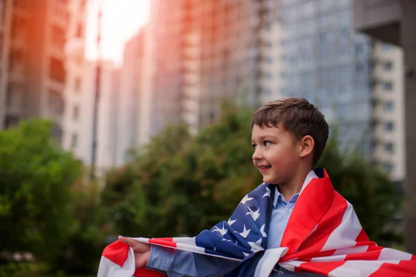 Young American Boy Segurando Bandeira Julho Summer Park Outdoors Férias — Fotografia de Stock
