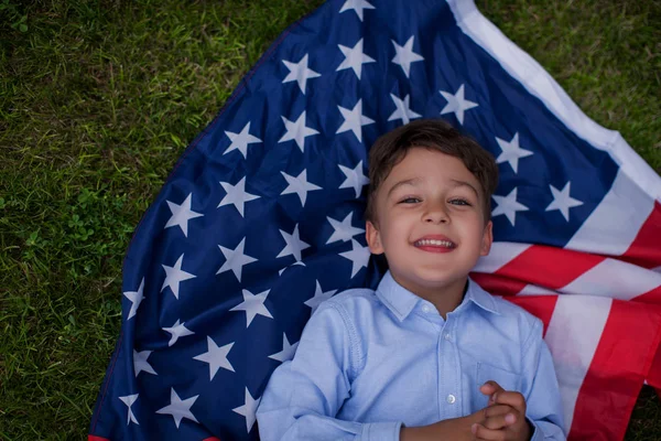 Férias Patrióticas Perto Uma Criança Deitada Bandeira Americana Eua Comemoram — Fotografia de Stock