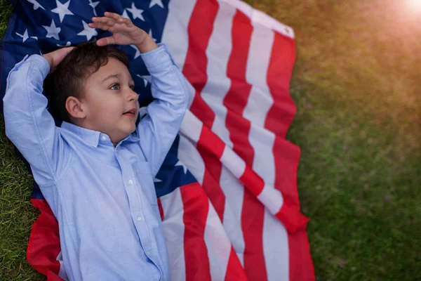 爱国假期 小男孩躺在美国国旗特写 美国庆祝7月4日 — 图库照片
