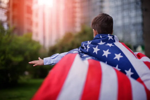 Young American Boy Sosteniendo Bandera Julio Summer Park Outdoors Fiesta — Foto de Stock