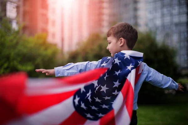 年轻的美国男孩举行国旗在7月4日在夏季公园户外 爱国假期 快乐的孩子 带着美国国旗的可爱的小男孩 美国庆祝7月4日 — 图库照片