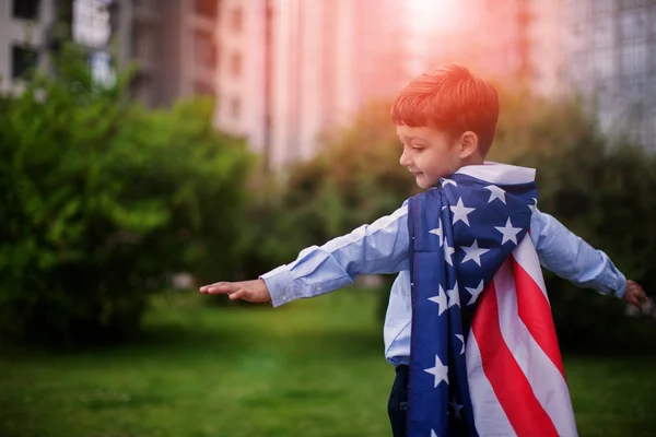 年轻的美国男孩举行国旗在7月4日在夏季公园户外 爱国假期 快乐的孩子 带着美国国旗的可爱的小男孩 美国庆祝7月4日 — 图库照片