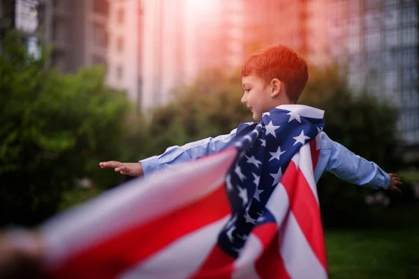 Young American Boy Sosteniendo Bandera Julio Summer Park Outdoors Fiesta — Foto de Stock