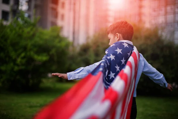 Young American Boy Sosteniendo Bandera Julio Summer Park Outdoors Fiesta — Foto de Stock