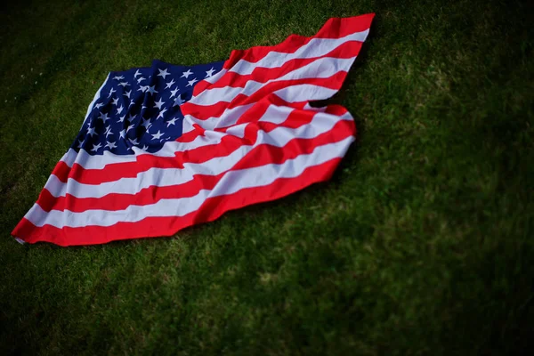 绿草上的美国国旗 美国庆祝7月4日 美国爱国标志 — 图库照片