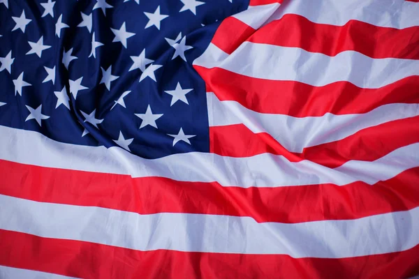 Amerikan bayrağı yeşil çimenlerin üzerinde. 4 Temmuz Kutlamaları ABD. Amerika vatansever sembolü