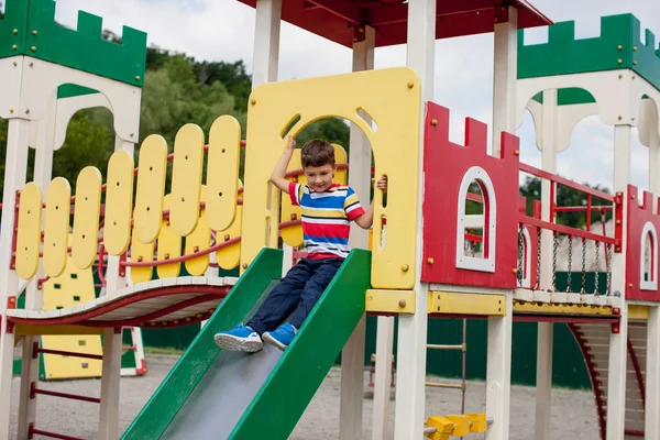 Aranyos Gyermek Fiú Játszik Dia Színes Gyermek Nyári Park — Stock Fotó