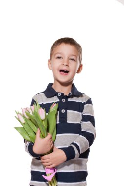 Stüdyo tatlı küçük çocuk kareli gömlek Pembe Lale elinde pembe kurdele ile bağlı buket beyaz stüdyo zemin üzerine ayakta vurdu 