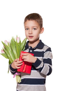 Buket Pembe Lale pembe kurdele ve ellerinde kırmızı hediye kutusu ile bağlı beyaz stüdyo zemin üzerine ayakta forması giyen sevimli küçük çocuk stüdyo çekim kareli 