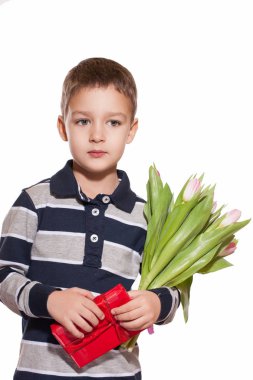 Buket Pembe Lale pembe kurdele ve ellerinde kırmızı hediye kutusu ile bağlı beyaz stüdyo zemin üzerine ayakta forması giyen sevimli küçük çocuk stüdyo çekim kareli 