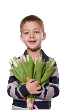 Stüdyo tatlı küçük çocuk kareli gömlek Pembe Lale elinde pembe kurdele ile bağlı buket beyaz stüdyo zemin üzerine ayakta vurdu 